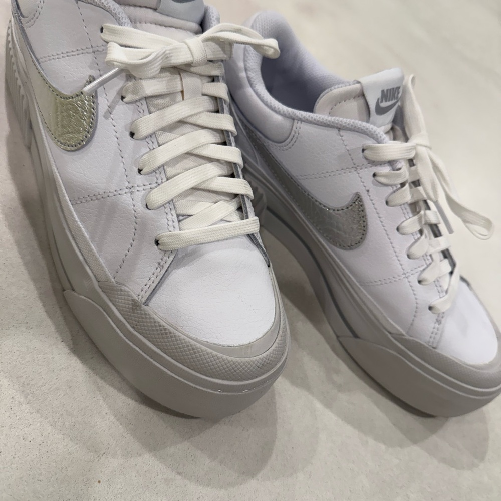 Nike Women's Legacy Lift